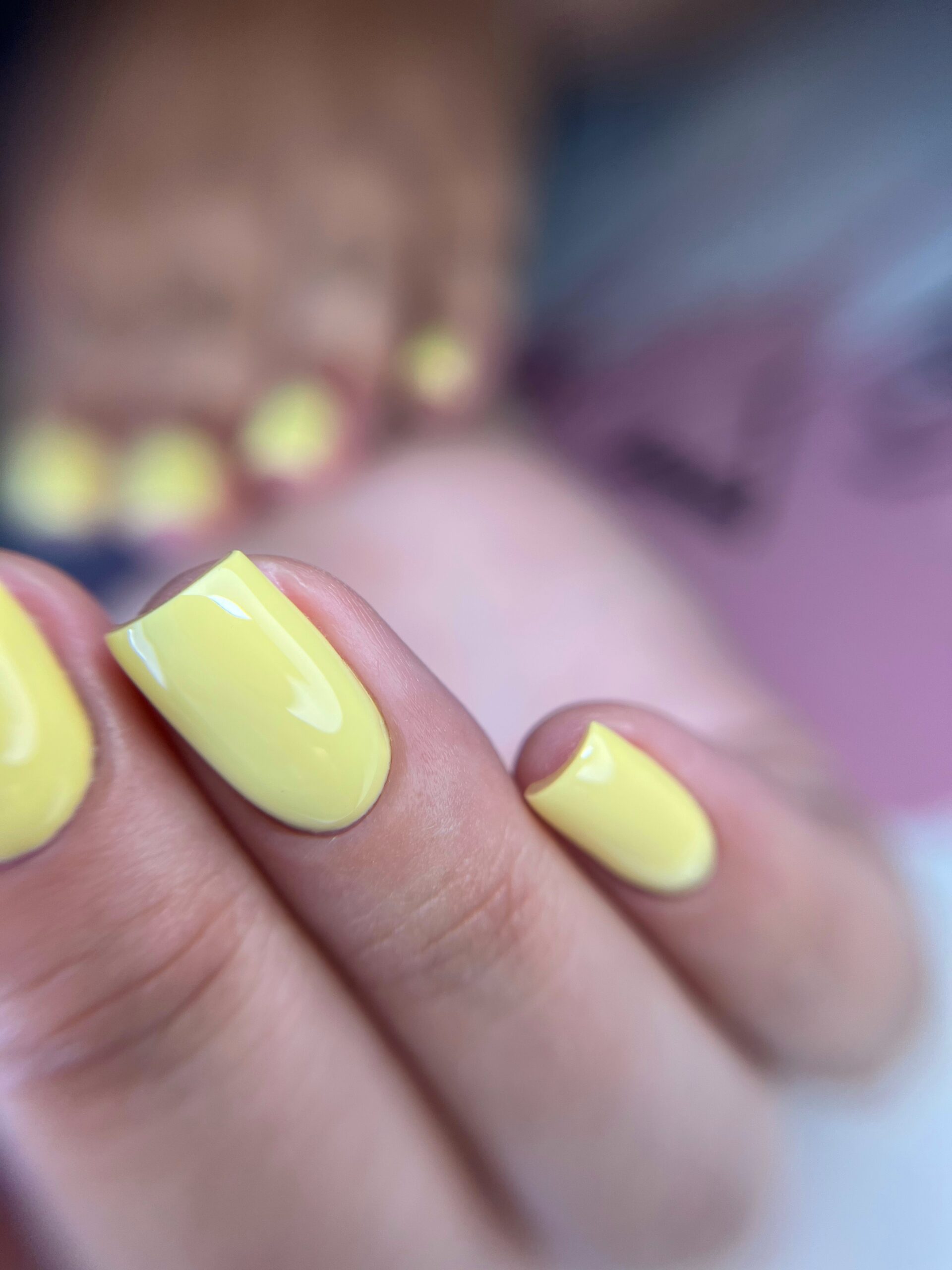 Acabado de esmaltado y sellado de uñas